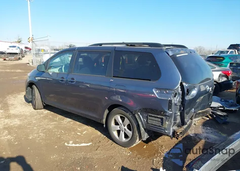 2014 Toyota Sienna Le V6 8 Passenger z USA, uszkodzony, nr VIN 5TDKK3DC8ES511145